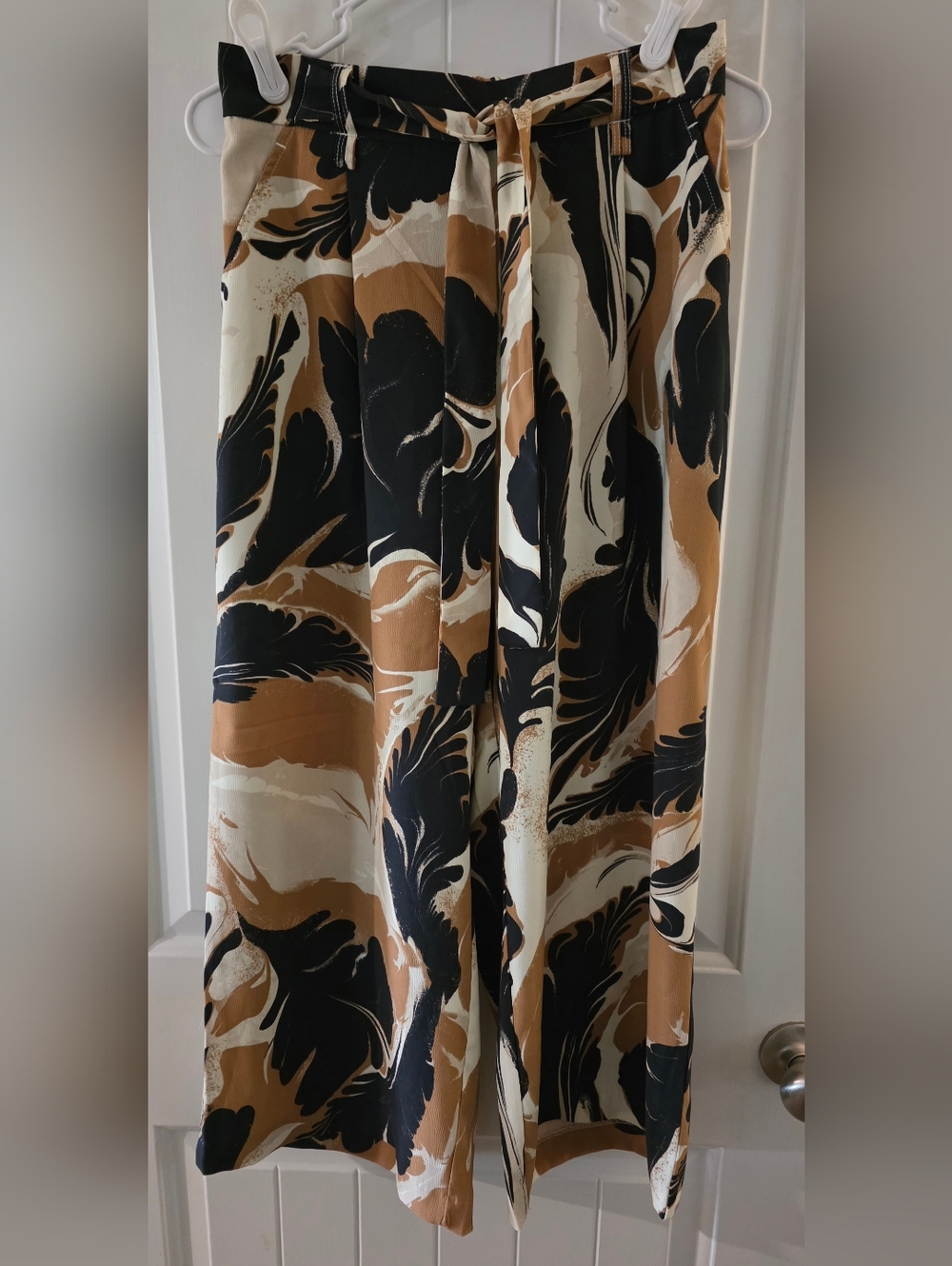 Maison d Amelie Wide-Leg Printed Tie-Waist Ankle Pants in Black and Tan Small ❤️